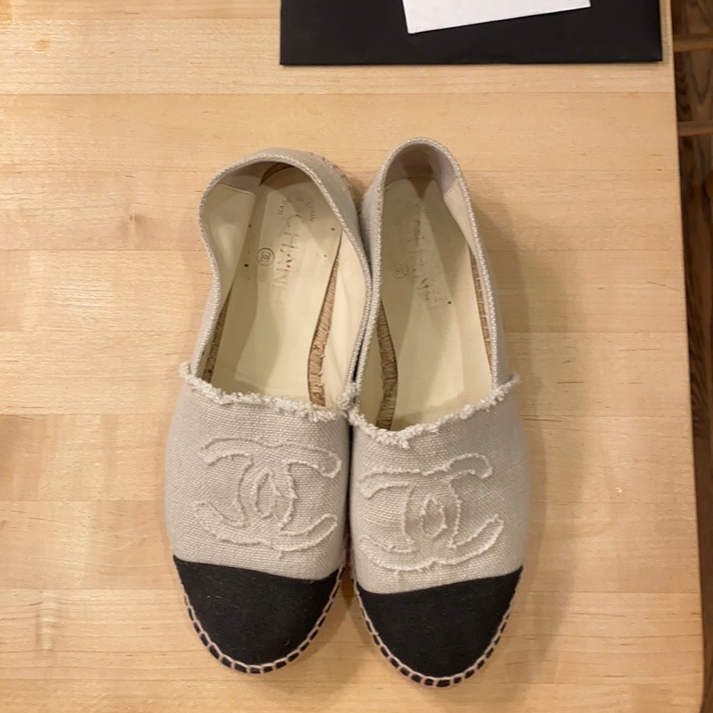 Chanel Espadrilles. Size 40. Worn twice. White and black